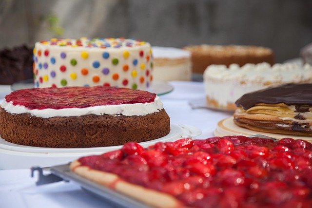 Tisch mit verschiedenen Kuchensorten